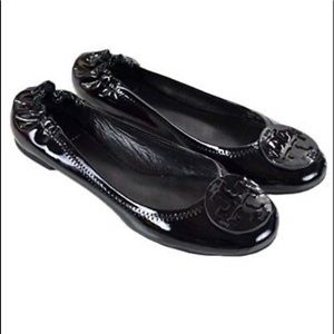 Tory Burch black patent flats w/ round emblem sz 8